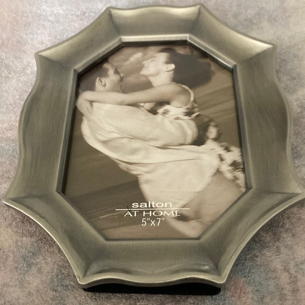 Holds 5 by 7 inches photo frame weight 1.5 pounds